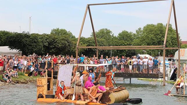 Die Schrottregatta ist neben dem Feuerwerk der Höhepunkt des Uhldinger Hafenfestes, das am Samstag und Sonntag, 22. und 23. Juli, zum ...