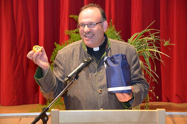 Der katholische Stadtpfarrer Matthias Schneider überreichte Jürgen Ritter einen prall gefüllten Rucksack, inklusive Kompass, für die ...