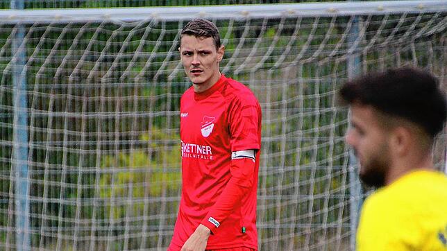Kapitän Adrian Scholemann (rotes Trikot) traf zum 2:3 für den FC Pfaffenweiler.