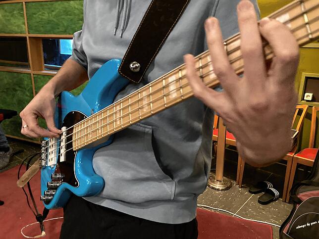 Bassist Samuel Will übt seinen Part für die Aufnahme.