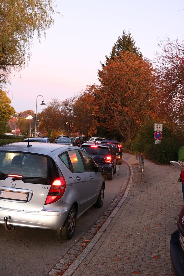 Schritttempo ist garantiert. Die Blechlawine &bdquo;Elterntaxi&ldquo; rollt über die Eichendorffschule.