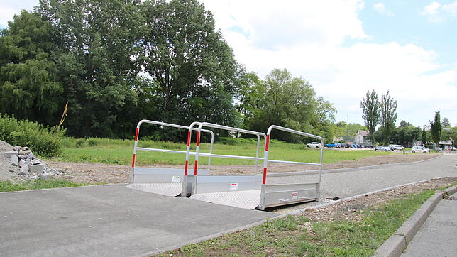 Dem Radweg zwischen Kunstrasenplatz und Mettnaustadion fehlt noch der Belag, auf der Wiese dahinter soll ein Stellplatz für 31 ...