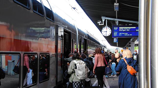 Die Gäubah kurz vor ihrer Abfahrt vom Bahnhof Singen am Mittwoch, 1. Juni 2022, dem ersten Geltungstag des Neun-Euro-Tickets.