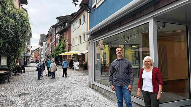 Eine lebendige Altstadt bleibt das Ziel: Dirk Reimann und Inge Groschupp vor dem künftigen Spielefachladen in der Rheinbrückstraße.