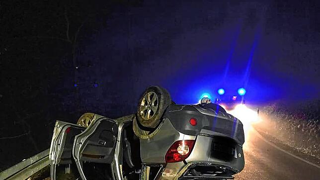 Auf der Bergstraße hat sich am Freitagabend ein Auto überschlagen.