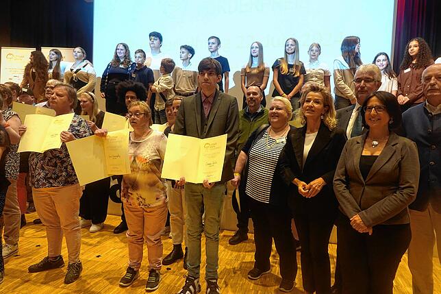 Gruppenbild mit der ersten Preisträgerin Ines Scheuerpflug und dem zweiten Preisträger Damian Geißler (Mitte), Schirmherrin Anne-Sophie ...