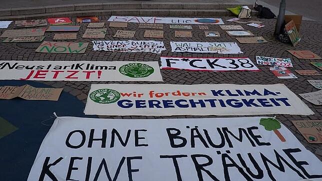 Demonstranten setzen sich in der Stadt regelmäßig für mehr Klimaschutz in Friedrichshafen ein. Welche Maßnahmen ergreift die Stadt dafür?
