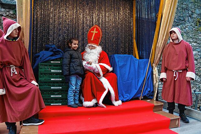 Bild 6: Besuch des Nikolauses in Tiengen sorgt für viele strahlende Kinderaugen