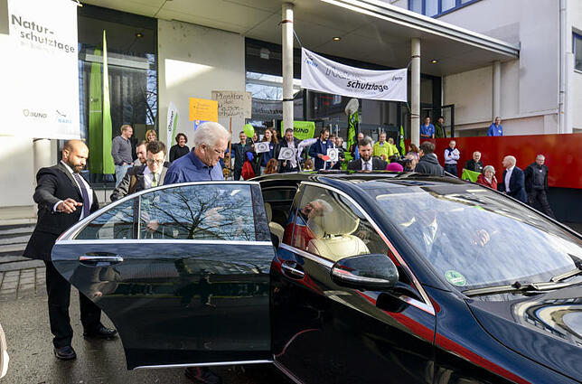 Abfahrt in großer Staatslimousine mit entsprechendem Energeiverbrauch: Ministerpräsident Winfried Kretschmannbeim Verlassen der ...