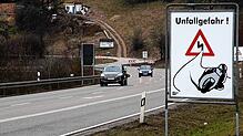 Am Randenabstieg der B&nbsp;314, hier mit Blick auf die unfallträchtige Sonnenhofkurve, wie auch zu Beginn des Randenaufstiegs weist ...