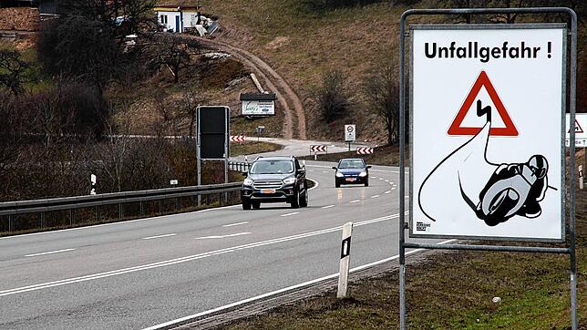 Am Randenabstieg der B&nbsp;314, hier mit Blick auf die unfallträchtige Sonnenhofkurve, wie auch zu Beginn des Randenaufstiegs weist ...