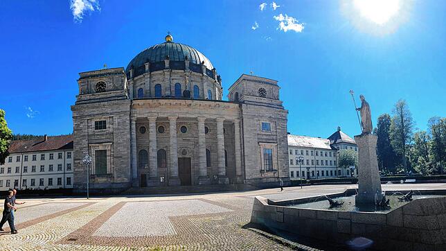 Der Dom in St. Blasien: Auf der Mitte des Domplatzes steht vor der Kuppelkirche der Blasiusbrunnen mit der Skulptur des Heiligen ...