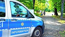 Bild : Auto fährt in Berlin-Wedding in Menschengruppe