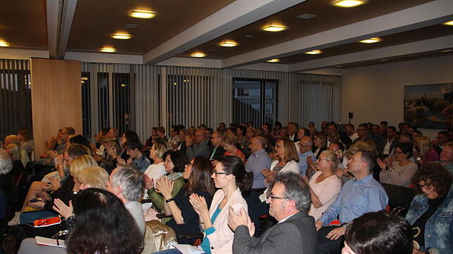 Gut 200 Besucher zeigten sich im Veranstaltungsraum der Engener Sparkasse vom Vortrag des Rhetorik-Trainers René Borbonus beeindruckt. ...