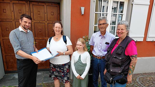 Die Bürgerinitiative für den Erhalt der Grundschule Hegne hat rund 560 Unterschriften gesammelt. Die Listen sind nun an Bürgermeister ...