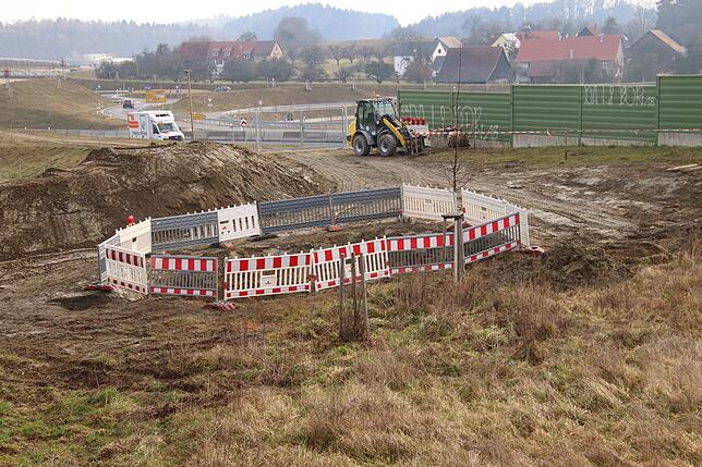 Am &bdquo;Andele&ldquo;, oberhalb der neuen B 31, wird mit den Arbeiten zur Verfüllung der Druckleitung begonnen. Der Andelshofer Weiher ...