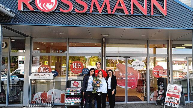 Melina Yilmaz (Mitte) ist die Filialleiterin des neuen Drogeriemarkts. Kerstin Becker (links) und Mateusz Grabowski vom ...