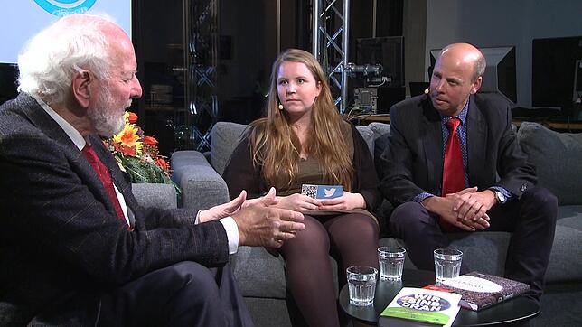 Professor Achim Karduck (rechts) und Studentin Hannah Pauli interviewen Professor von Weizsäcker zu den Themen des Zukunftsnachmittages. ...