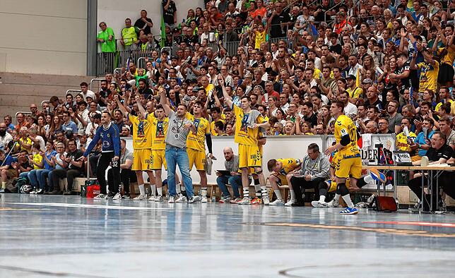 Bild 8: HSG Konstanz feiert den Aufstieg in die 2. Handball-Bundesliga. Bilder vom Spiel gegen Hildesheim