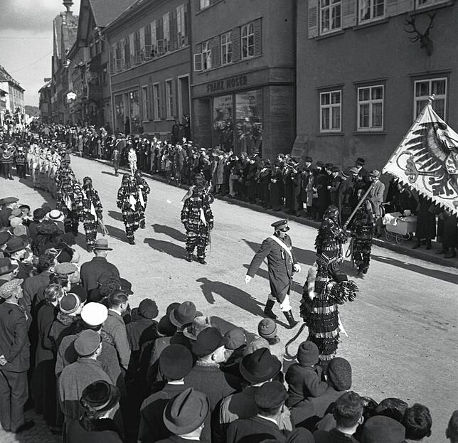 Umzug mit Blick in die Hauptstraße.