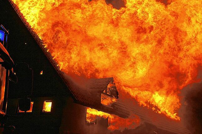 Bild 2: Landwirtschaftsgebäude gerät an stürmischem Donnerstagabend in Vollbrand zwischen Villingen und Obereschach