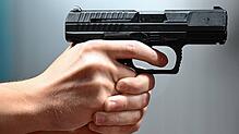 Ein Polizist hält eine Pistole vom Typ Walther P99 in den Händen. Hier ein Symbolbild.