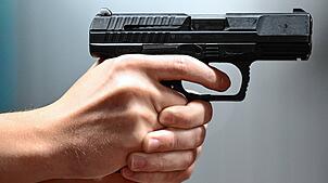 Ein Polizist hält eine Pistole vom Typ Walther P99 in den Händen. Hier ein Symbolbild.