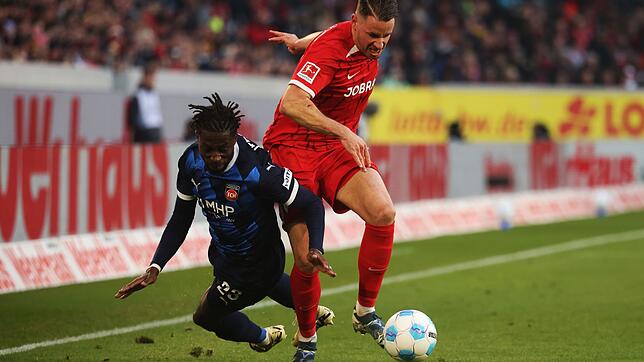 Freiburgs Kapitän Günter (r) hofft gegen Stuttgart auf den ersten Saisonsieg.