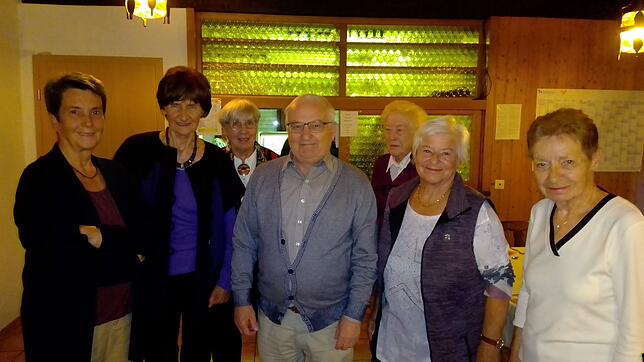 Beim Tennisclub Bad Dürrheim wird gefeiert und langjährige Mitglieder geehrt (von links): Gaby Kirchner, Elfi Hoss, Ilse Porger, Fritz ...