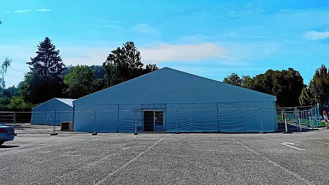 Ein Zelt zur Flüchtlingsunterbringung ist in Steinen im Kreis Lörrach beim Schwimmbad aufgestellt.