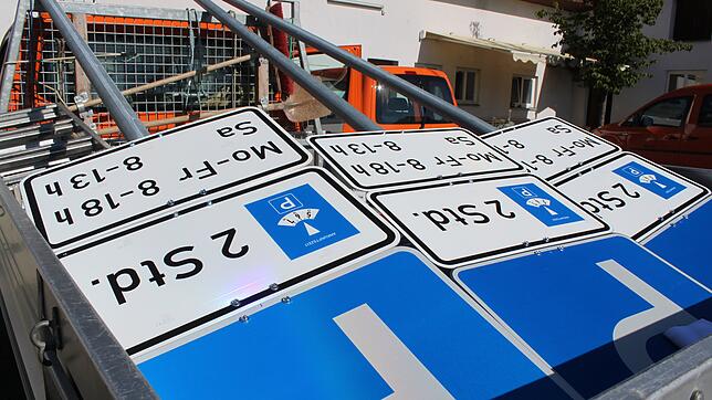 Die Blaue-Zone-Schilder fertig zum Abtransport auf den Pritschenwägen des Bauhofs. In der Markdorfer Händlerschaft wird eine Ausweitung ...