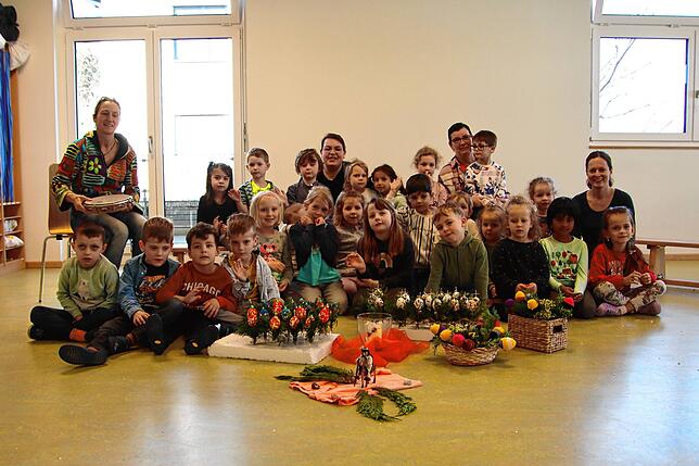 Wie schön Palmzweige für Palmsonntag hergerichtet werden können, beweisen die Kinder des Kindergartens St. Anton in Radolfzell &ndash; ...