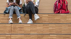 Smartphones sind aus unserem Leben kaum wegzudenken, auch an Schulen sind sie weit verbreitet. Die Kultusministerin will die private ...