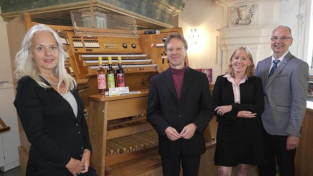 Die Orgel in der Friedrichshafener Schlosskirche wird renoviert (von links): Mit Orgelfest und Orgelköstlichkeiten wollen Anne Vollmer ...