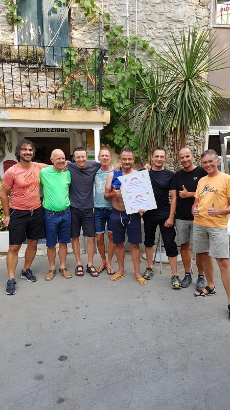 Freude über eine Urkunde des ACSI Sezione di Imperia (von links): Martin Abt, Albin Beyer, Alex Ank, Manni Kiechle, Roland Hecht, Jürgen ...