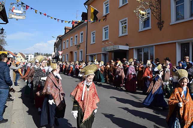 Bild 3: AKK tanzt durch die Straßen: Noch mehr Bilder vom Umzug am Schmotzigen Dunschtig in Stockach