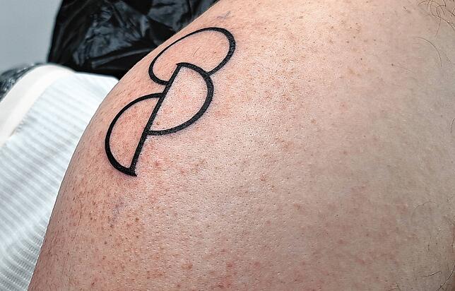 Hier in der Nahaufnahme. Ein Kreis sowie zwei Halbkreise stehen für den englischen Begriff &bdquo;Organ Donor&ldquo;, also Organspender. ...