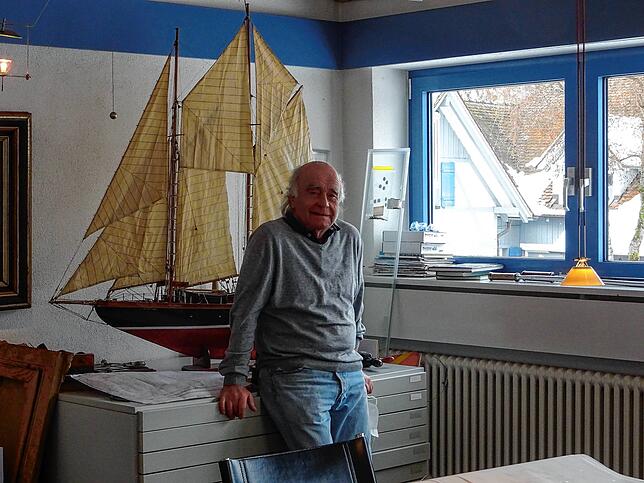 Josef Martin in seinem Büro vor dem Modell einer Yacht, die er vor vielen Jahren gebaut hat.