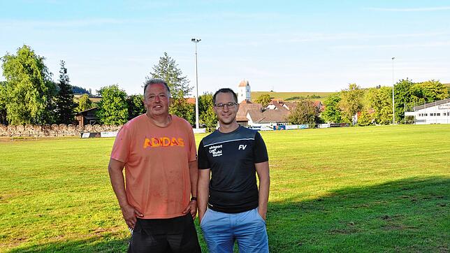Beim Projekt Modernisierung der Flutlichtanlage sind beim VfL Riedböhringen der Vorsitzende Jürgen Meister (links) und sein Vize Florian ...