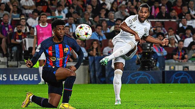 Serge Gnabry (rechts) und sein FC Bayern gewinnen souverän gegen den FC Barcelona.