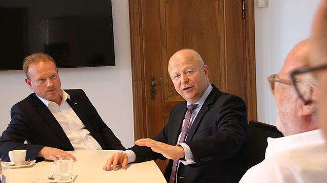 Überlingens Oberbürgermeister Jan Zeitler (links) empfing Michael Theurer im Rathaus, um mit dem stellvertretenden Vorsitzenden der ...