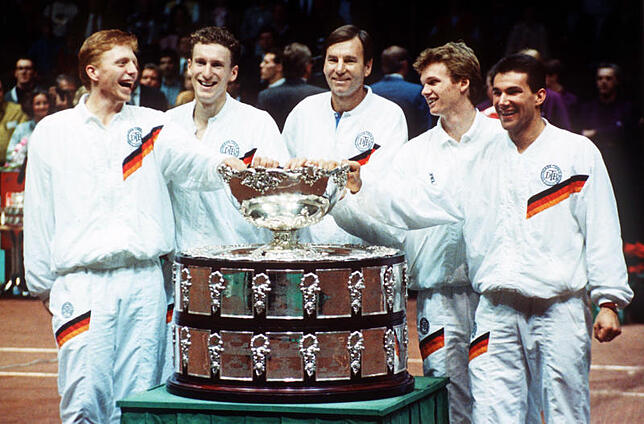 Daviscup-Triumph 1988 in Göteborg: (v.l.) Boris Becker, Patrick Kühnen, Kapitän Niki Pilic, Eric Jelen und Carl-Uwe Steeb gewannen das ...