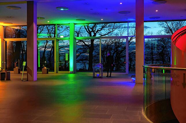 &bdquo;Echoes of fireflies&ldquo; von Juan Bermúdez eröffnet die Ausstellung im Foyer des ZU Campus am Seemooser Horn.