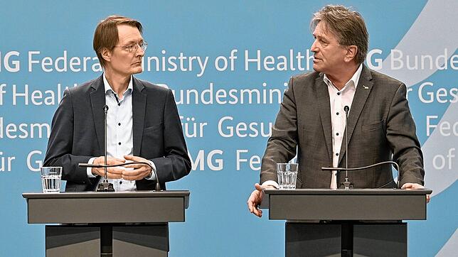 Karl Lauterbach (SPD), Bundesminister für Gesundheit, und Manfred Lucha (r, Bündnis 90/Die Grünen), Gesundheitsminister von ...