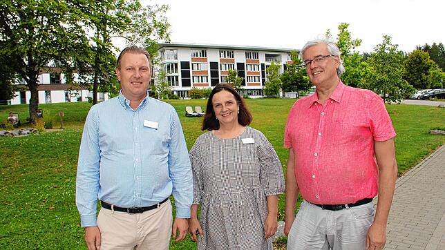 Vor der Luisenklinik in Bad Dürrheim: (von links) Sven Wahl, Vorstandsvorsitzender, Norbert Grulke, Ärztlicher Direktor, und Marianne ...
