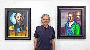 Bernd Scheller zwischen zwei von ihm gemalten Porträts. Seine Ausstellung „Zeitspuren“ ist ab 26. September im Furtwanger Rathaus zu ...
