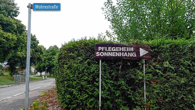 Der Wegweiser zum ehemaligen Altenpflegeheim. Bereits seit Anfang des Jahres wurden wegen der bevorstehenden Schließung keine neuen ...