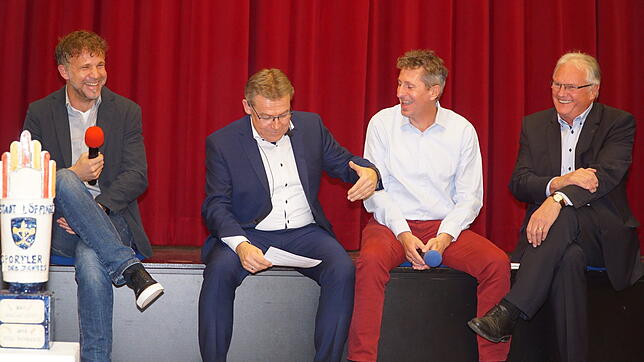 Amüsant und informativ ist die Talkrunde bei der Löffinger Sportlerehrung mit SC Co-Trainer Lars Voßler, Moderator Martin Lauble, ...