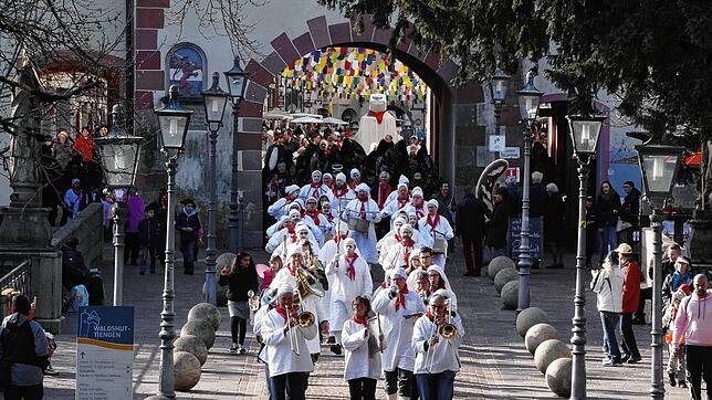 Die Straßenfasnacht in Waldshut, hier ein Foto vom Kinderumzug der Geltentrommler am letztjährigen Schmutzigen Donnerstag, ist wegen der ...