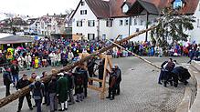 Unzählige Narren und Mäschgerle sind am Schmotziga im Schlosshof, um die Böcke bei ihrem Sturm aufs Rathaus von Stetten am kalten Markt ...